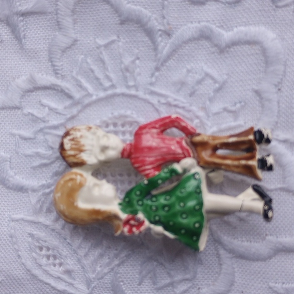 Vtg GERRY’S enameled brooch 70s couple